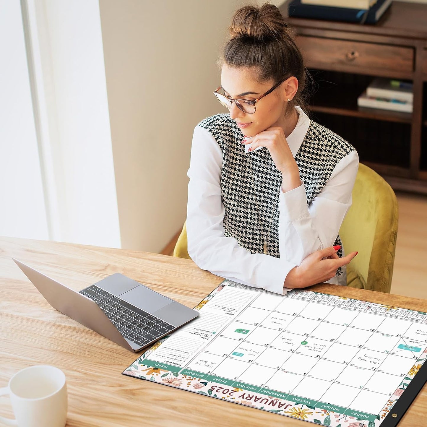 Desk Calendar 2025-2026 Large 22"X17" Monthly Planner Pad with Plastic Cover 18 Months Ditsy Floral